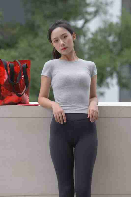 精选街拍作品黑色紧身裤长腿美女