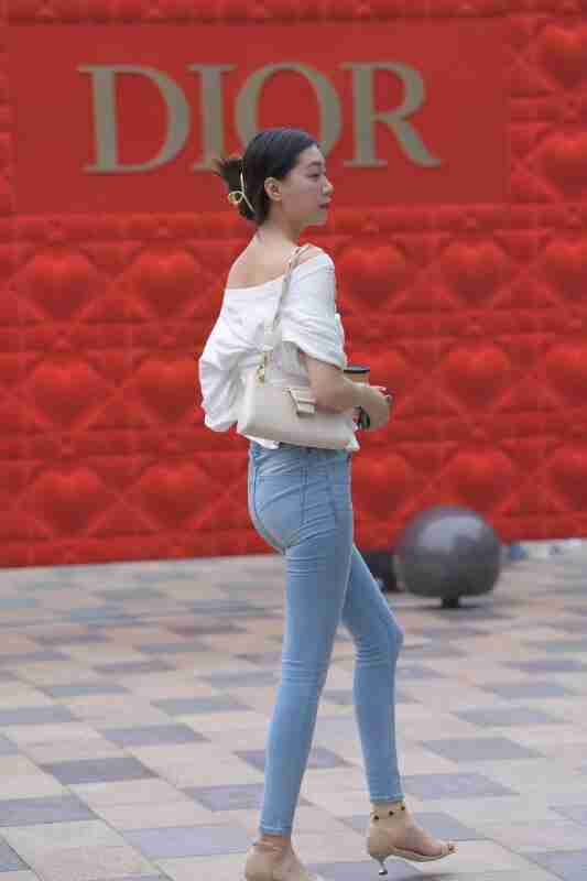 精选街拍作品高挑紧身牛仔裤美女