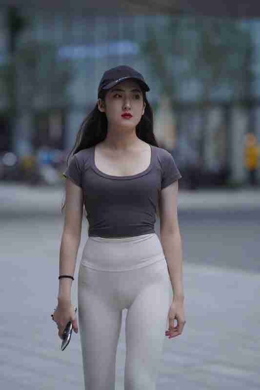 精选街拍作品白色紧身瑜伽裤女生