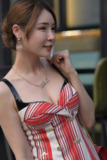 精选街拍作品|吊带低胸紧身裤美女