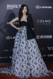杨幂时尚先生红毯生图 穿超大蝴蝶结低胸礼服显风韵
