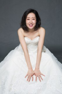 刘敏涛白色婚纱棚拍