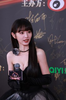 田曦薇微博之夜低领抹胸长裙