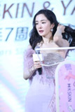 杨幂紫色抹胸羽毛裙活动生图