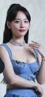 张嘉倪宝格丽饱满低胸牛仔裙生图