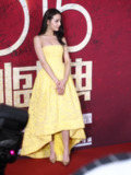 迪丽热巴2015年国剧盛典高清生图 黄色薄纱抹胸裙