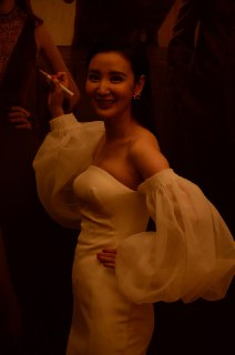 张萌低胸露肩白裙凉高活动生图写真