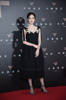 古力娜扎参加某品牌珠宝展红毯照片，露胸裙光脚高跟造型