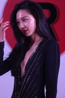 黄梦莹深V礼服裙镶钻造型，图片无修图气质也不差