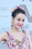 迪丽热巴GQ红毯生图 粉色深V印花长裙