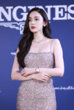 古力娜扎浪琴活动照，吊带露胸短裙、美腿光脚特写