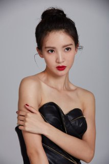 金晨拍摄写真照，露胸露背裙，大长腿光脚，放大可看清肌肤纹理，高清8K分辨率原图无修