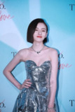 宋祖儿某时尚活动红毯照，大尺度露胸短裙，光脚高跟造型