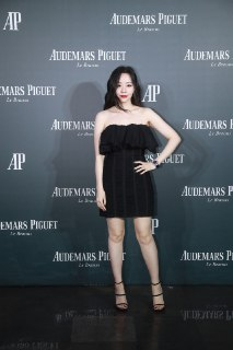 张靓颖黑色抹胸连衣短裙玉腿美足气质冷艳
