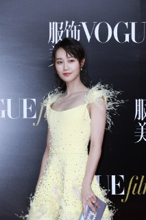 蓝盈莹 淡黄色长裙美腿玉足高跟鞋参加时尚活动
