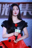 杨超越发布会现场照，超短裙美腿、光脚特写