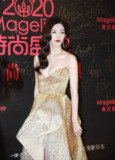 江疏影COSMO时尚盛典红毯花絮照片，大尺度露胸金色长裙，爆乳呼之欲出