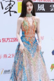 鞠婧祎风云榜音乐盛典红毯照片，大尺度深V露胸礼服,高清8K分辨率原图无修