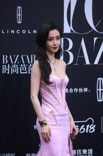 杨颖活动红毯照片，大尺度爆乳抹胸开叉礼服
