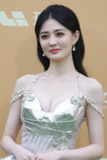 徐璐电影节闭幕式红毯照，大尺度吊带爆乳露胸礼服