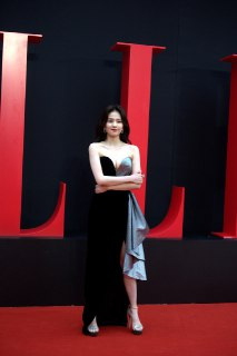 白鹿ELLE盛典红毯照，大尺度爆乳露胸礼服，光脚特写，4K分辨率原图无修