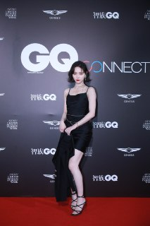 许佳琪GQ红毯造型 高跟肉腿大裸背现场实拍生图