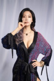 李成敏电影定妆照，爆乳露胸睡衣，光腿高跟造型
