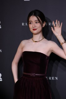 乔欣活动生图 复古红丝绒抹胸长裙性感撩人