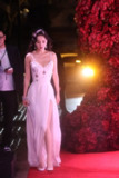 杨幂VOGUE现场生图 粉色吊带抹胸开叉长裙，性感美足高跟