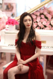 江疏影兰蔻盛典红毯及采访照，开叉露胸爆乳红裙