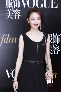 佟丽娅出席某红毯生图，黑色一字带高跟鞋秀美腿