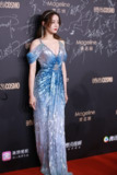 迪丽热巴COSMO时尚盛典红毯花絮照片，大尺度深V 露胸人鱼裙