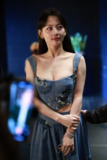 张嘉倪宝格丽活动生图，吊带爆乳露胸裙