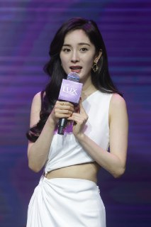 杨幂高开叉白裙凉高生图写真 美腿玉足