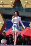 张靓颖参加某商业演唱会上的照片花絮，大长腿光脚高跟造型