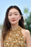 周冬雨戛纳红毯，金色亮片外套性感优雅自信