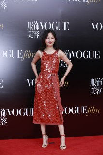 辛芷蕾VOGUE盛典红毯照，性感露肩红裙，光脚高跟造型