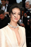 汤唯深V造型亮相戛纳红毯尽显冷艳