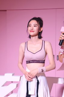 唐艺昕运动内衣配瑜伽裤走秀
