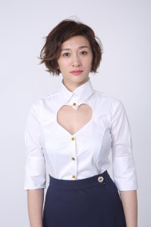 李小冉杂志写真封面照片花絮，皮裤、短裙、露胸等多种造型