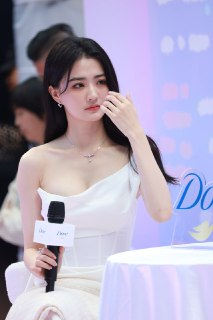 徐璐某品牌线下活动生图，性感吊带露胸裙