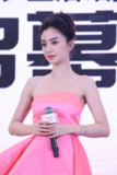 杨颖猫人内衣活动照片，抹胸露背、美腿光脚高跟