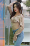 精选街拍作品| 露腰紧身牛仔裤美女
