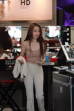 精选街拍作品| 性感白色紧身裤美女