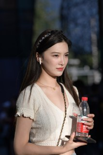 精选街拍作品|清爽洁白的美女