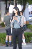 精选街拍作品|黑色紧身牛仔裤美女