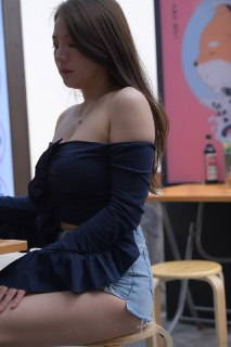 精选街拍作品|紧致的热裤女孩