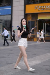 精选街拍作品|超短裤深V美女