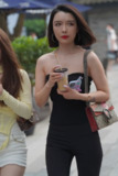 精选街拍作品|修身抹胸连衣裙美女