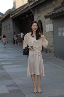 精选街拍作品| 丝质连衣裙女神
